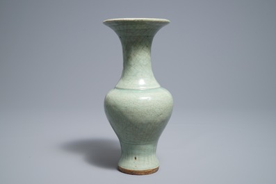 Een Chinese Longquan celadon vaas met onderglazuur decor, Ming