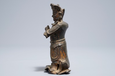 Een Chinese bronzen figuur van een bewaker, Ming