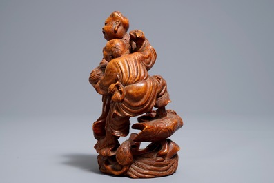 Een Chinese bamboe groep van twee spelende knapen, 19/20e eeuw