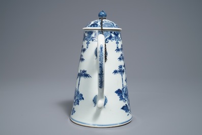 Een Chinese blauwwitte dekselkan met zilveren montuur, Qianlong