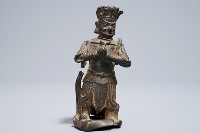 Een Chinese bronzen figuur van een bewaker, Ming