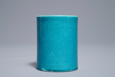 Un porte-pinceaux et une assiette en porcelaine de Chine turquoise monochrome, Kangxi