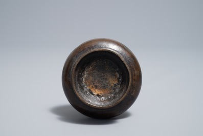 Un vase de forme bouteille en bronze aux taches dor&eacute;es, Chine, Ming