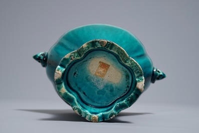 Een Chinese monochrome turquoise vaas met sokkel, 18e eeuw