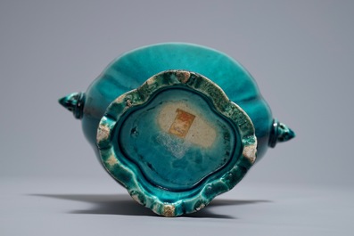 A Chinese monochrome turquoise-glazed vase on stand, 18th C.