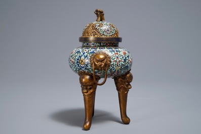 Een Chinese driepotige cloisonn&eacute; wierookbrander, 19/20e eeuw