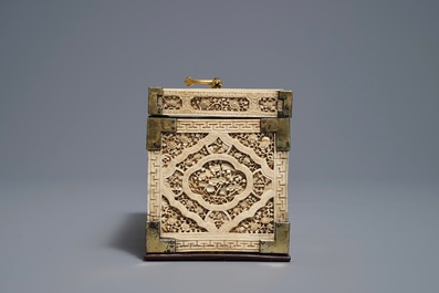 Een Anglo-Chinees ivoren kistje met koperbeslag, 19e eeuw