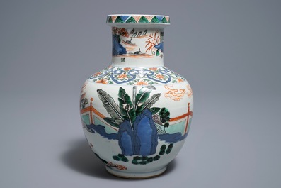 Un vase en porcelaine de Chine wucai &agrave; d&eacute;cor d'animaux mythiques, 19/20&egrave;me