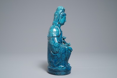 Een Chinese turquoise en onderglazuur blauwe figuur van Guanyin, 19/20e eeuw
