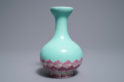 Un vase en forme de lotus en porcelaine de Chine famille rose, 19/20&egrave;me