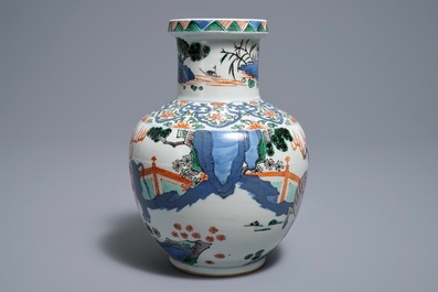 Un vase en porcelaine de Chine wucai &agrave; d&eacute;cor d'animaux mythiques, 19/20&egrave;me