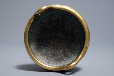 Een Chinese bronzen driepotige wierookbrander, Xuande merk, 18e eeuw