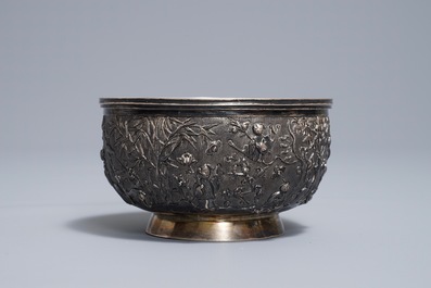 A Chinese silver relief-decorated bowl, marked Qing Xiang, 19/20th C.