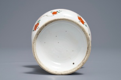 Un sablier en porcelaine de Chine famille verte &agrave; d&eacute;cor de papillons, Kangxi
