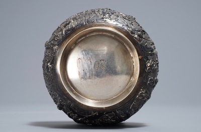 Een Chinese zilveren kom met reli&euml;fdecor, gemerkt Qing Xiang, 19/20e eeuw