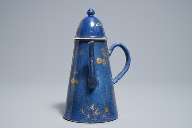 Une cafeti&egrave;re couverte en porcelaine de Chine bleu poudr&eacute; et dor&eacute;, Kangxi