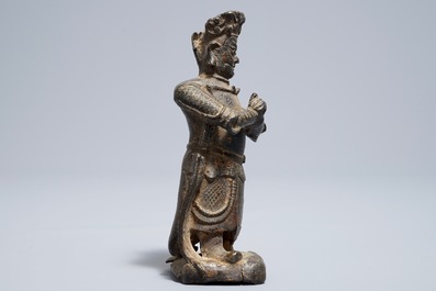 Een Chinese bronzen figuur van een bewaker, Ming