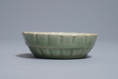 Un bol en porcelaine de Chine c&eacute;ladon de Longquan en forme de chrysanth&egrave;me, Song ou Ming