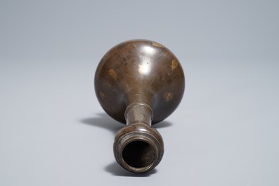 Een Chinese bronzen flesvormige vaas met goudspatten, Ming