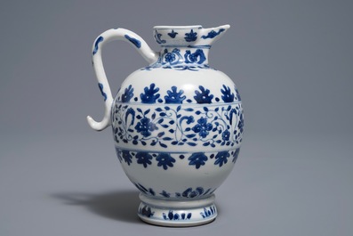 Une verseuse en porcelaine de Chine bleu et blanc d'apr&egrave;s un mod&egrave;le europ&eacute;en, Kangxi