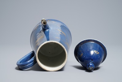 Une cafeti&egrave;re couverte en porcelaine de Chine bleu poudr&eacute; et dor&eacute;, Kangxi