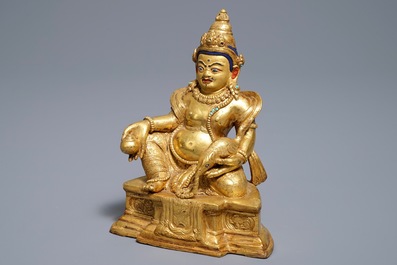 Een Sino-Tibetaanse verguld bronzen figuur van Jambhala, 19/20e eeuw