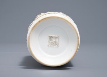 Un vase en biscuit &agrave; d&eacute;cor en relief, marque de Wan Bing Rong, Chine, 20&egrave;me