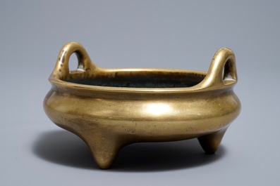 Een Chinese bronzen driepotige wierookbrander, Xuande merk, 18e eeuw