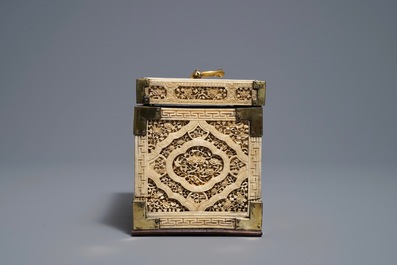 Een Anglo-Chinees ivoren kistje met koperbeslag, 19e eeuw
