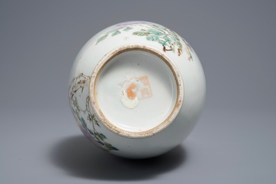 A Chinese qianjiang cai vase with birds and flowers, 19/20th C.