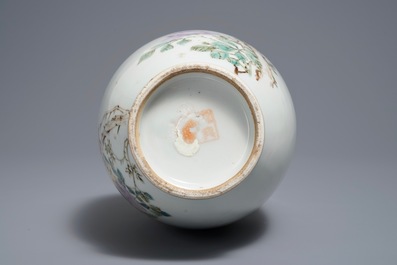 Un vase en porcelaine de Chine qianjiang cai &agrave; d&eacute;cor de fleurs et oiseaux, 19/20&egrave;me