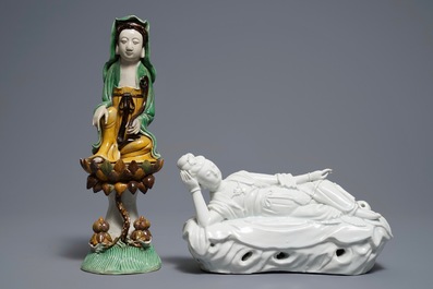 Deux mod&egrave;les de Guanyin en porcelaine blanc de Chine et famille verte, 18/19&egrave;me