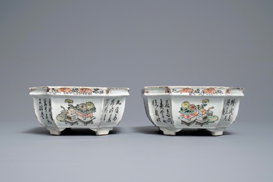 Une paire de jardini&egrave;res en porcelaine de Chine qianjiang cai, 19/20&egrave;me