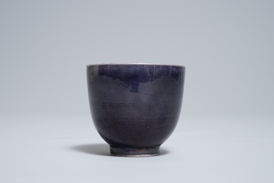 Une tasse &agrave; vin en porcelaine de Chine monochrome aubergine, marque de Jiajing, 19/20&egrave;me