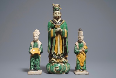 Trois figures en gr&egrave;s &eacute;maill&eacute; sancai, Chine, Ming