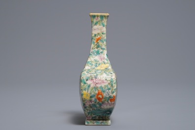 Un vase en porcelaine de Chine famille rose &agrave; d&eacute;cor millefleurs sur socle, marque de Qianlong, 18/19&egrave;me