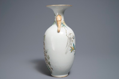 Un vase en porcelaine de Chine qianjiang cai &agrave; d&eacute;cor de fleurs et oiseaux, 19/20&egrave;me