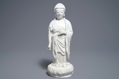 Een Chinees Dehua blanc de Chine model van een staande Boeddha, zegelmerk op de rug, Kangxi