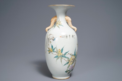 Un vase en porcelaine de Chine qianjiang cai &agrave; d&eacute;cor de fleurs et oiseaux, 19/20&egrave;me