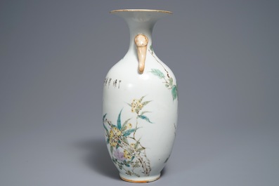 Un vase en porcelaine de Chine qianjiang cai &agrave; d&eacute;cor de fleurs et oiseaux, 19/20&egrave;me