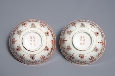 Een paar Chinese famille rose kommen, Guangxu merk, 19/20e eeuw