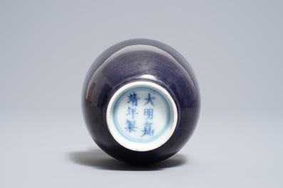 Een Chinese monochrome aubergine wijnkom, Jiajing merk, 19/20e eeuw