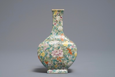 Un vase en porcelaine de Chine famille rose &agrave; d&eacute;cor millefleurs sur socle, marque de Qianlong, 18/19&egrave;me