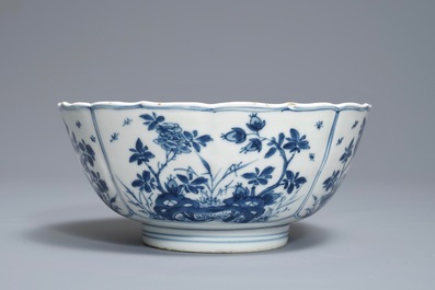 Un bol en porcelaine de Chine bleu et blanc, &agrave; d&eacute;cor floral, Kangxi