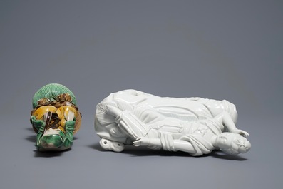 Twee Chinese verte biscuit en blanc de Chine figuren van Guanyin, 18/19e eeuw