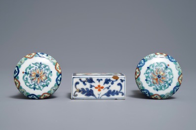 Een paar Chinese doucai scrollknoppen en een famille rose papiergewicht, 19/20e eeuw