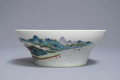 Un bol en porcelaine de Chine famille rose &agrave; d&eacute;cor d'un paysage, marque de Jiaqing, 20&egrave;me