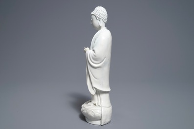 Un mod&egrave;le de Bouddha debout en porcelaine blanc de Chine de Dehua, marque sur le dos, Kangxi