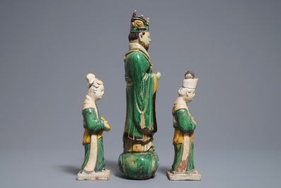 Trois figures en gr&egrave;s &eacute;maill&eacute; sancai, Chine, Ming