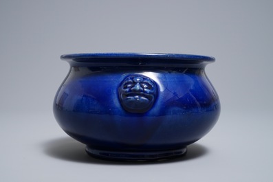 Un br&ucirc;le-parfum en porcelaine de Chine bleu monochrome, Kangxi/Qianlong